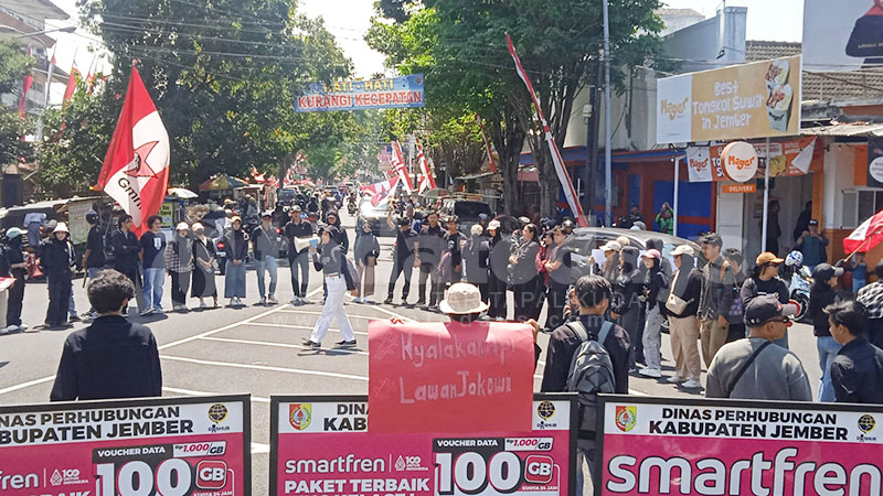 GMNI Jember Layangkan Mosi Tidak Percaya pada Presiden dan DPR RI