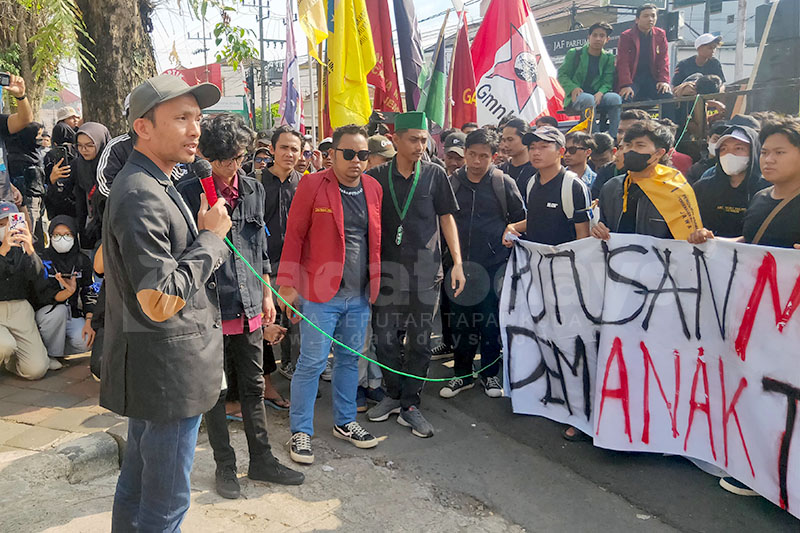 Demonstran Aksi KIM Jember Mampir ke Kantor KPU, Minta Pernyataan Sikap