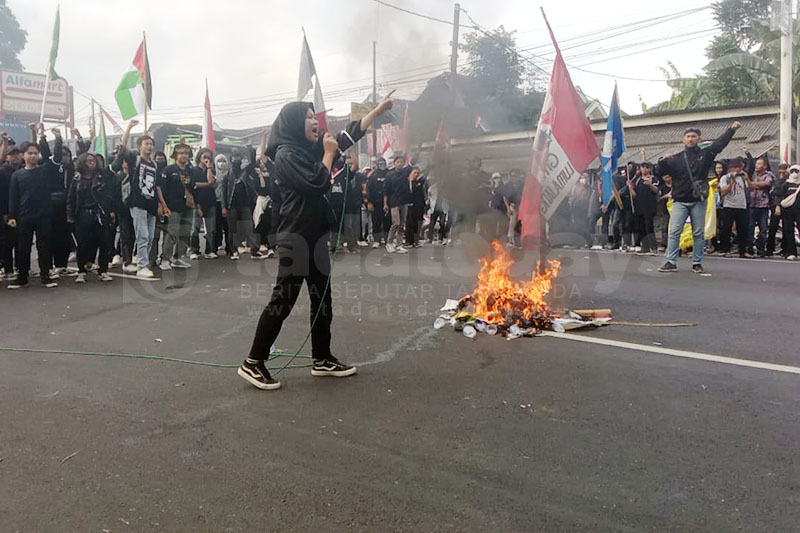 Aliansi Mahasiswa Lumajang Geruduk Kantor DPRD, Kawal Putusan MK