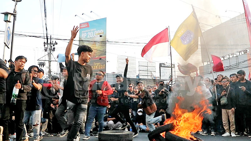 Bakar Ban dan Aksi Teaterikal Warnai Demonstrasi KIM Jember di DPRD