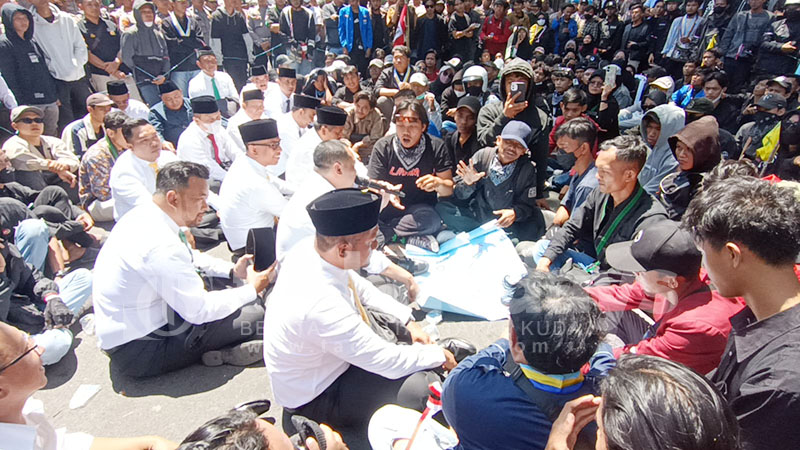 Demo Mahasiswa Probolinggo Raya Kawal Putusan MK saat Pelantikan Dewan