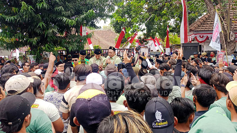 Puluhan Ribu Relawan dan Simpatisan Antar Pasangan Gus Haris – Ra Fahmi