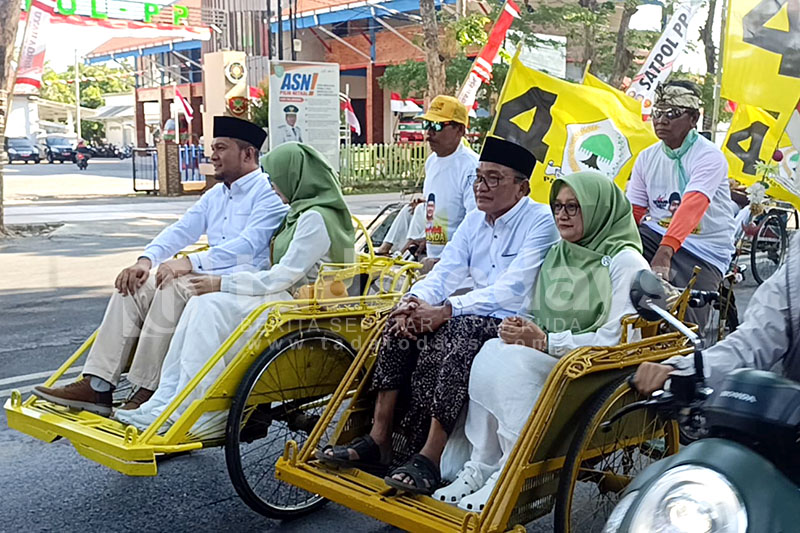 Fernanda - Gus Zabut Daftar ke KPU Kota Probolinggo Naik Becak, Target 51 Persen Suara