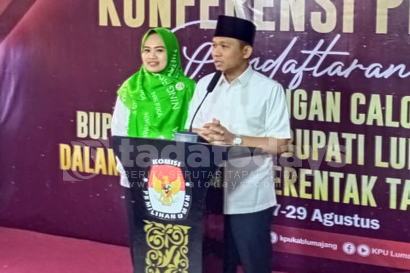 Cak Thoriq Berpasangan Ning Fika Mendaftar di KPU Lumajang