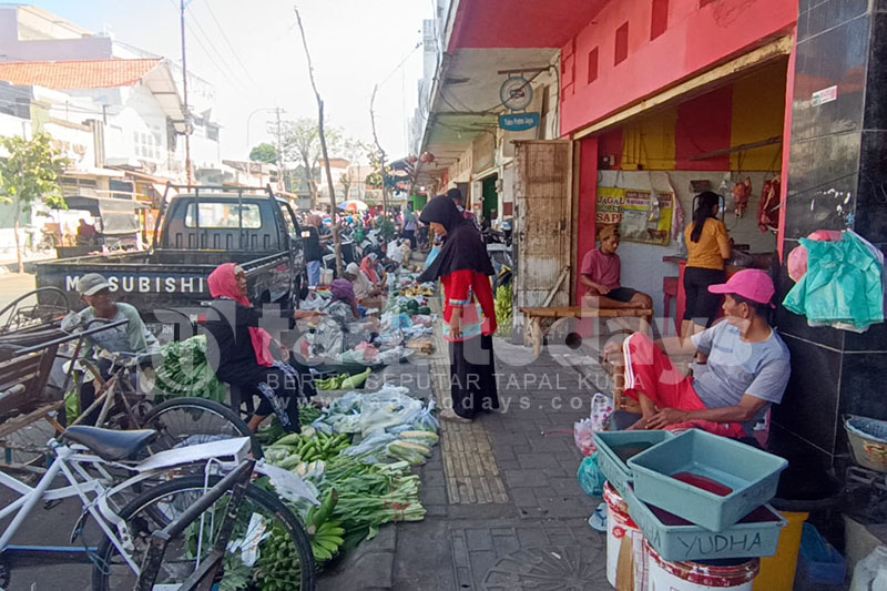 Ini Alasan Pedagang yang Masih Berjualan di Trotoar Pasar Baru Kota Probolinggo