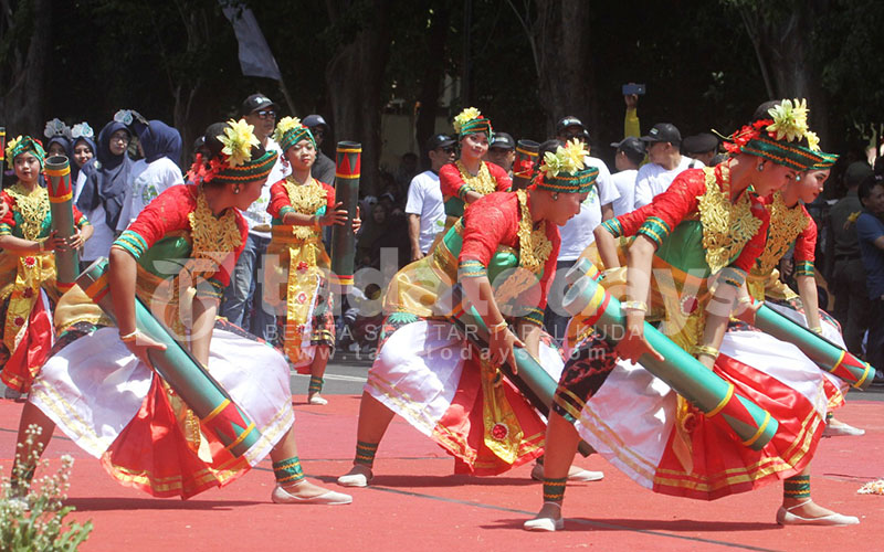 Tari Mbanyu dari Perumdam Bayuangga Meriahkan Pawai Budaya Hari Jadi Kota Probolinggo ke-665