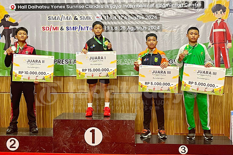 Niki, Murid MI Hidayatul Ula Kota Probolinggo Juara Tiga Badminton O2SN