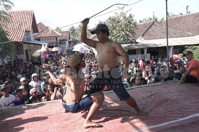 Ojong, Sebuah Tradisi Uji Ketangkasan yang Masih Eksis di Lumajang