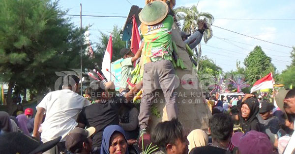 Berebut Gunungan Hasil Bumi dan Tumpeng Ketan di Festival Ketan Lumajang