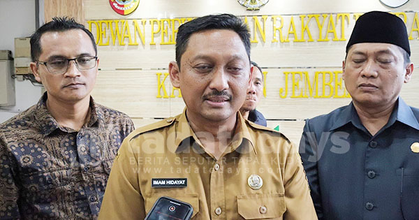 Jelang Pilkada, Pjs Bupati Jember Minta ASN Netral dan Copot APS Bergambar Paslon