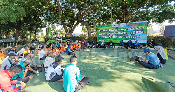 DLH Kota Probolinggo Sosialisasi dan Clean Up Sampah Plastik di Sungai