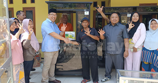 Gerindra Kota Probolinggo Beri Bantuan Gerobak untuk UMKM, Dukung Ekonomi Lokal