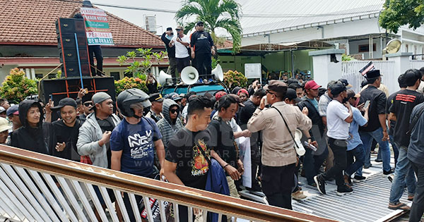 Massa Aksi Minta KPU dan Bawaslu Jember Copot Oknum Penyelenggara Pilkada