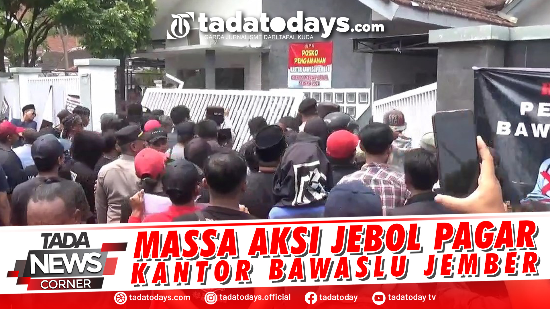 MASSA AKSI JEBOL PAGAR KANTOR BAWASLU JEMBER