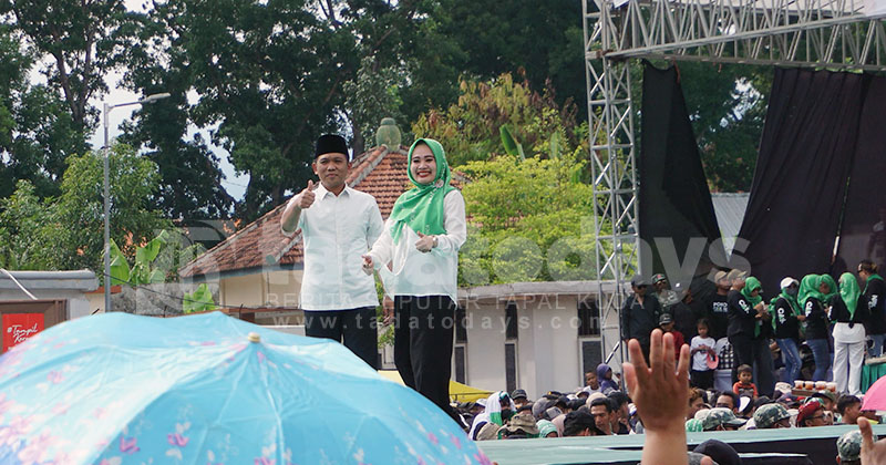 Warga Lumajang Penuhi Stadion di Kampanye Akbar Pasangan Thoriq - Fika