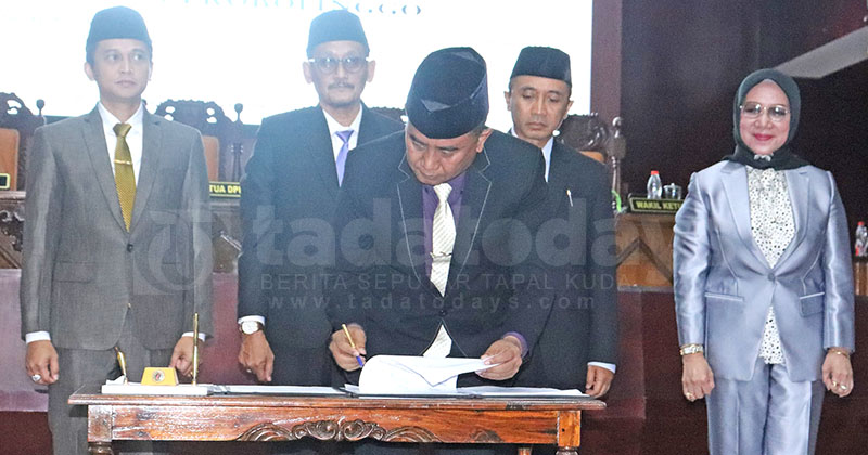 DPRD Kabupaten Probolinggo Sahkan Raperda APBD Tahun 2025