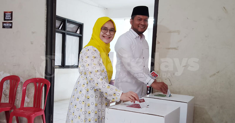 Cawali Fernanda Nyoblos Bareng Ketua DPRD di TPS 29 Kelurahan Mangunharjo