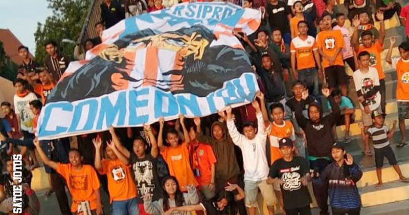 Dari “Laskar Minak Jinggo” hingga “Serigala Bayuangga”, Wujud Dukungan Suporter Persipro 54