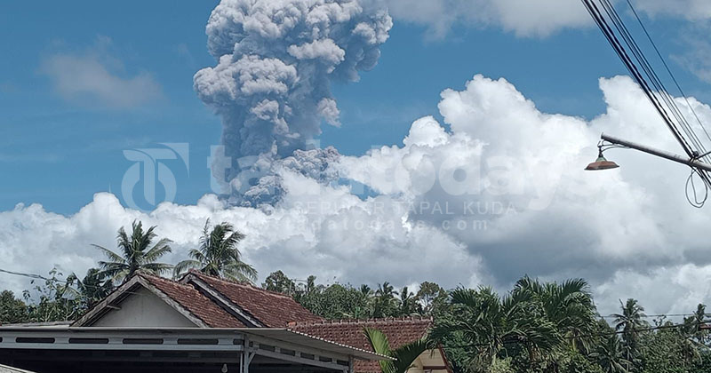 Gunung Raung di Banyuwangi Bererupsi, Mengeluarkan Asap Tebal Setinggi 2.000 Meter