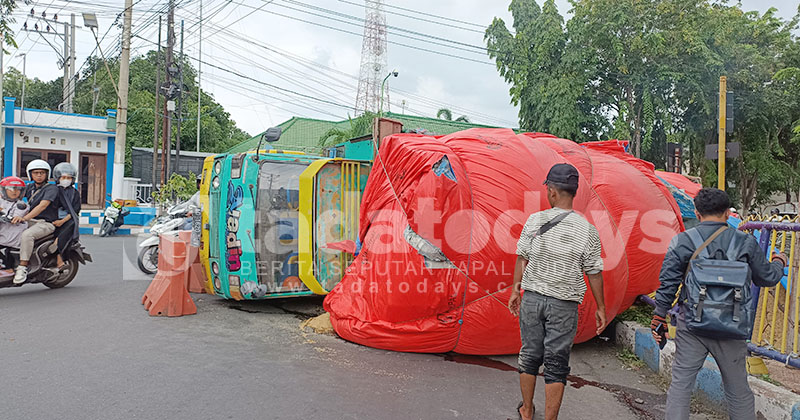 Hindari Pemotor, Truk Muat Sekam Terguling di Perempatan Brak Kota Probolinggo