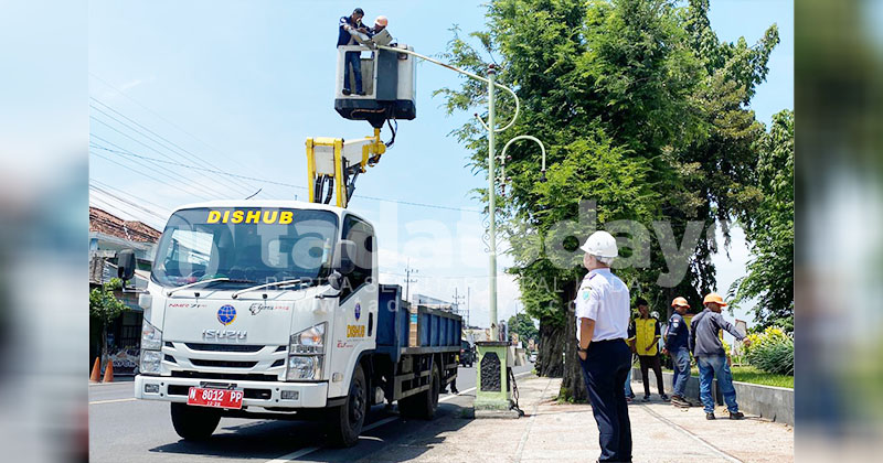 Dishub Kota Probolinggo Ganti Lampu PJU sepanjang Jalan Ketapang - Pilang