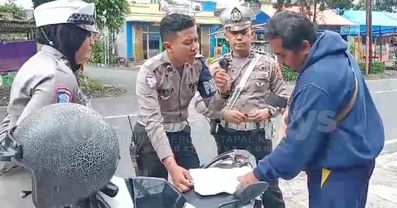 Main Ponsel saat Berkendara, Pria di Lumajang Menolak Ditilang, Berujung Adu Mulut