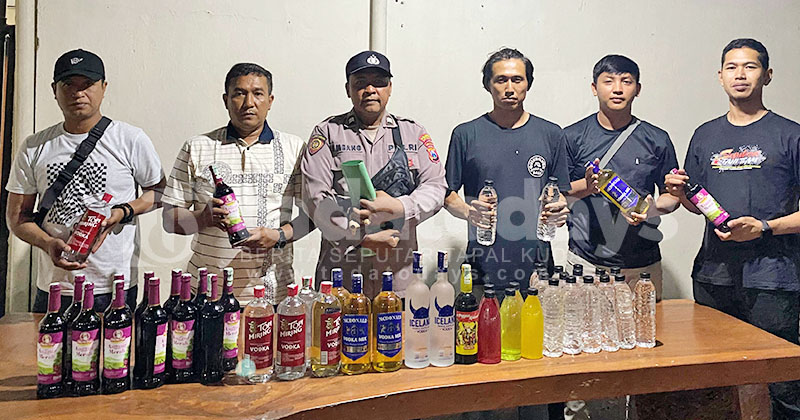 Gerebek Toko Kelontong, Polsek Purworejo Banyuwangi Amankan 48 Botol Miras