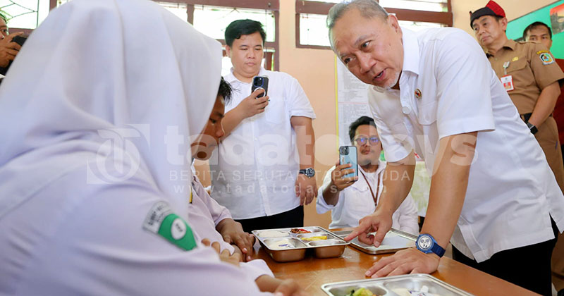 Makan Bergizi Gratis Perdana di Banyuwangi, Menko Pangan Zulhas Meninjau