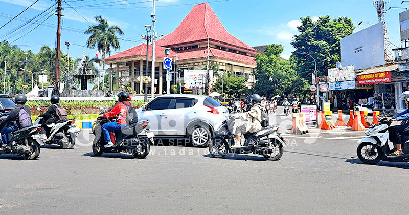 Uji Coba Satu Arah di Empat Jalur Lingkar Kampus Jember Resmi Dicabut