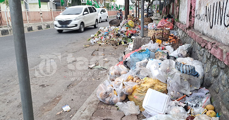 Sampah Menumpuk, DPRD Jember Soroti Ratusan Tenaga Honorer DLH yang Dirumahkan