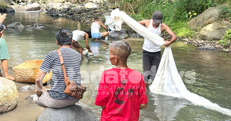 Lestarikan Tradisi, Masyarakat Cungking Banyuwangi Lakukan Resik Lawon