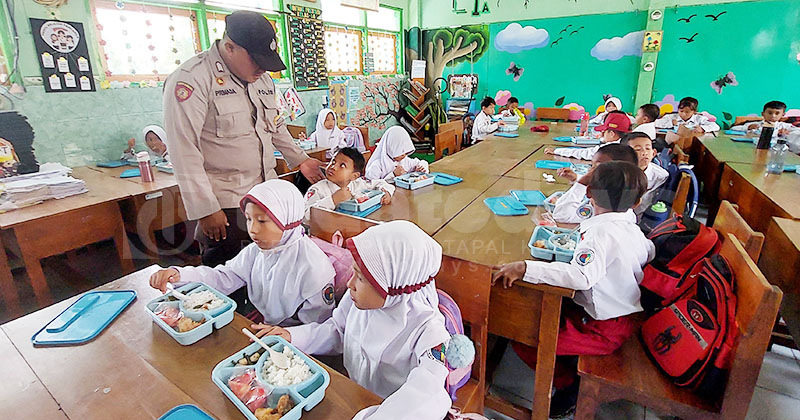 Perdana Diberikan, Menu MBG Lahap Disantap Siswa di Kota Probolinggo