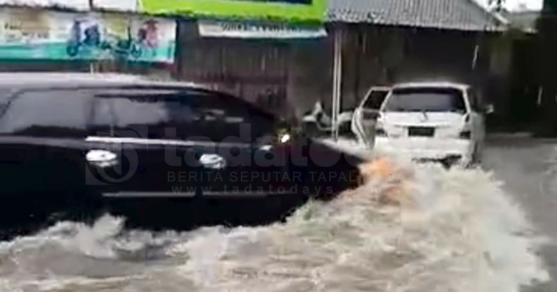 Diguyur Hujan Deras, Jalan di Pusat Kota Banyuwangi Berubah Jadi Aliran Sungai