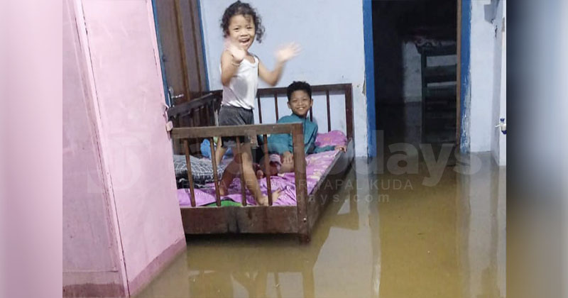 Ratusan Rumah Warga Banyuwangi Terendam Banjir, BPBD Bagikan Nasi Bungkus