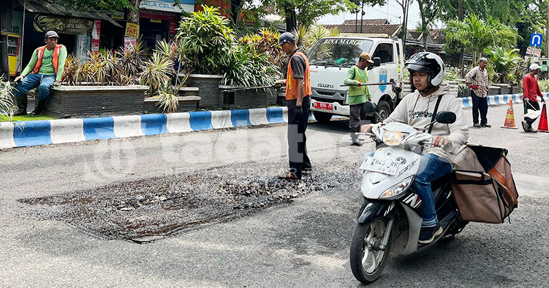 Minim Anggaran, Jalan Rusak Darurat di Kota Probolinggo Terpaksa Ditambal Sulam