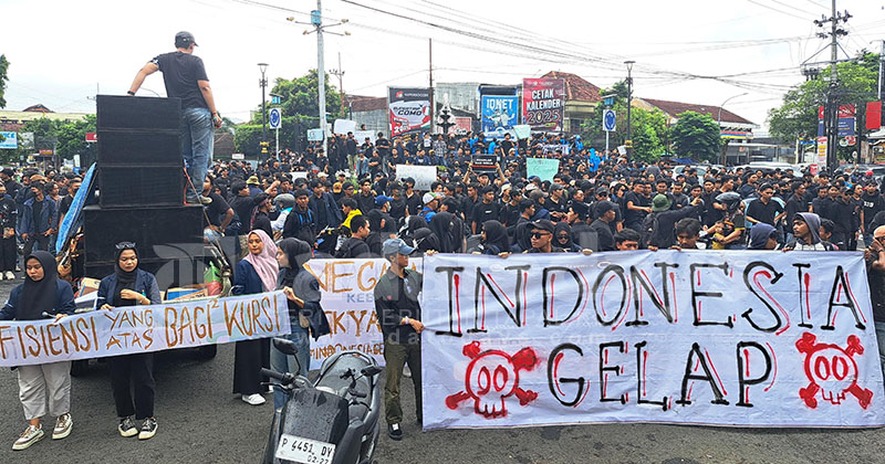 Ribuan Mahasiswa Jember Gelar Aksi #IndonesiaGelap, Tolak Revisi UU hingga Pembentukan Danantara