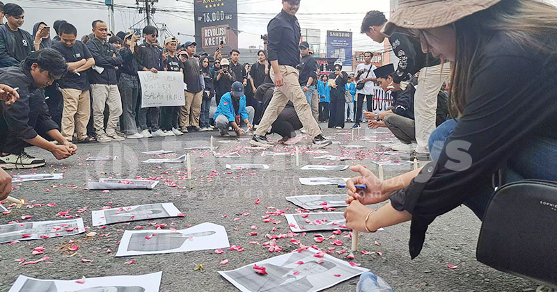 Nyalakan Lilin dan Tabur Bunga dalam Aksi Demonstrasi #Indonesia Gelap di Jember