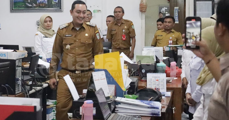 Hari Pertama, Wabup Lumajang Yudha Adji Meninjau Kantor OPD, Berpesan Maksimalkan Pelayanan