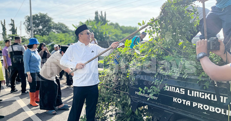 Hari Peduli Sampah Nasional 2025, DLH Kota Probolinggo Ajak Santri Bersihkan Sungai Legundi