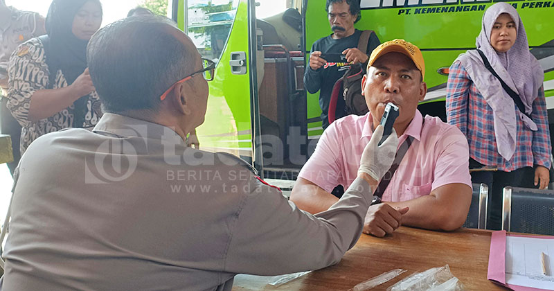 Pengemudi Bus di Terminal Bayuangga Kota Probolinggo Dapat Pemeriksaan Kesehatan Gratis