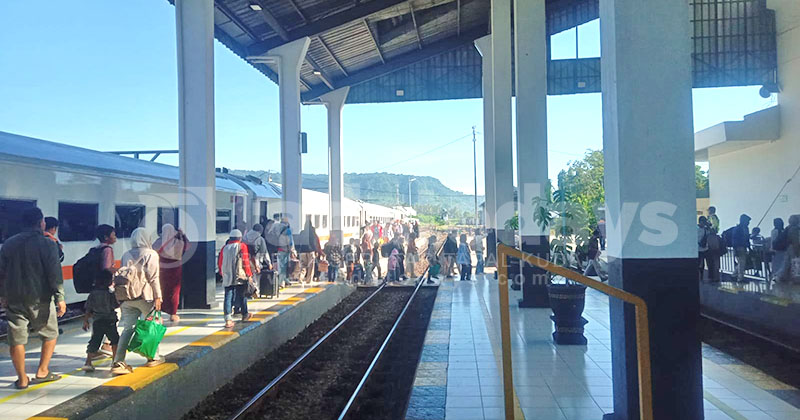 Jelang Akhir Cuti Bersama, Ribuan Pemudik Padati Stasiun di Banyuwangi