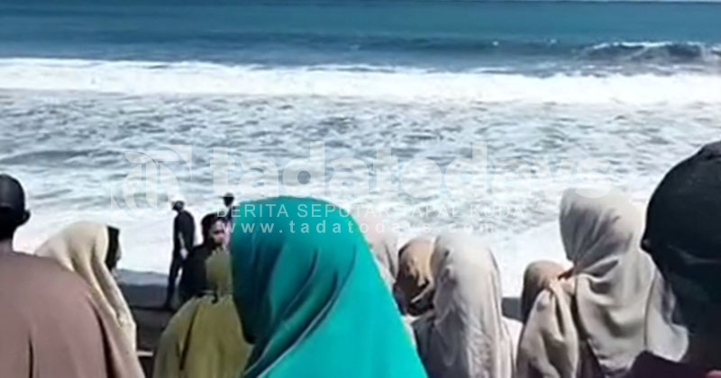 Berlibur Lebaran di Pantai Lumajang, Dua Wisatawan Hilang Terseret Ombak