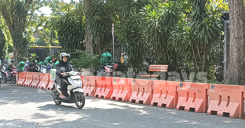 Dishub Kota Probolinggo Pasang Pembatas Jalan Depan Mie Gacoan: Tegaskan Dilarang Parkir