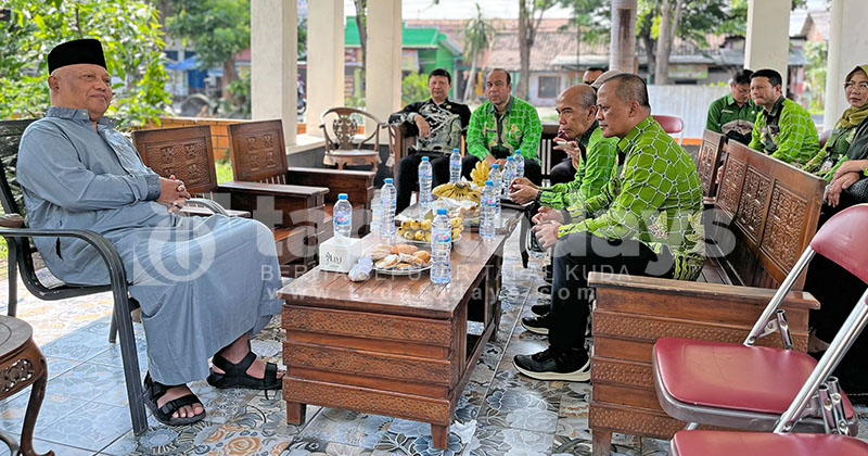 Momen Idul Fitri, Pejabat Pemkot Probolinggo Silaturrahim ke Mantan Wali Kota Habib Hadi dan HM Buchori