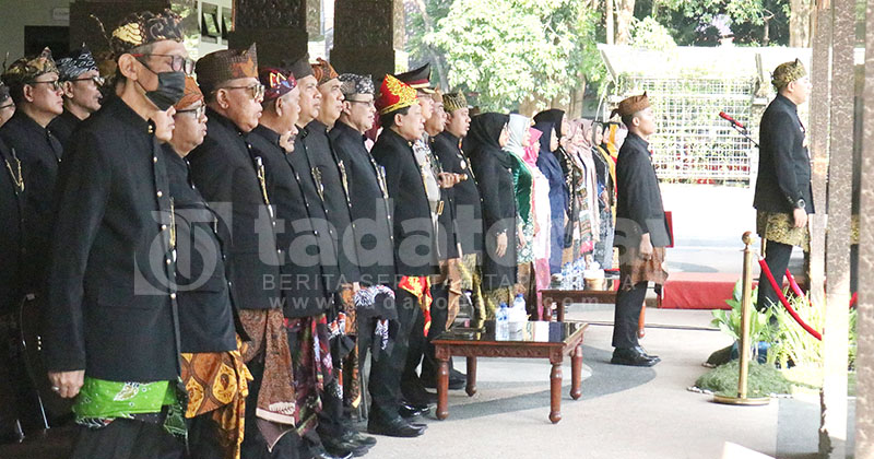 Meriah Upacara Hari Jadi ke-279 Kabupaten Probolinggo, Berpakaian Khas Kabupaten Probolinggo