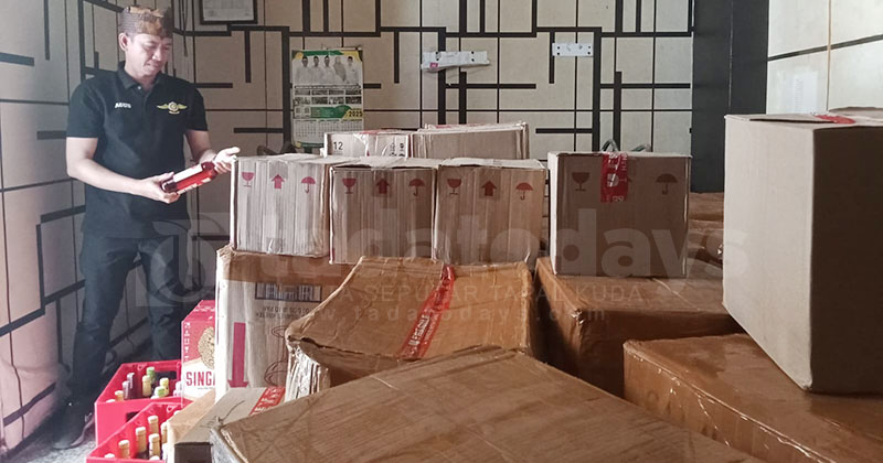 Tiga Ribu Botol Miras Diamankan Satpol PP Kabupaten Probolinggo dari Gudang di Gending
