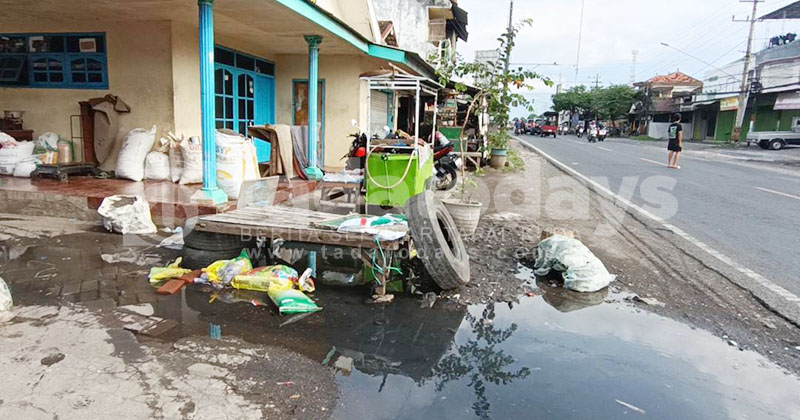 Warga Triwung Kidul Kota Probolinggo Mengeluh Selokannya Meluap, Sampah Bikin Mampet