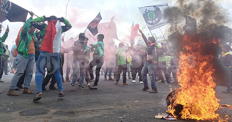 Ojol di Jember Gelar Demo Bakar Ban, Tuntut Keadilan Tarif, Wabup Nyatakan Dukungan
