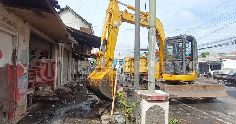 Selokan Mampet di Triwung Kidul Kota Probolinggo Akhirnya Dikeruk, Butuh Tiga Hari