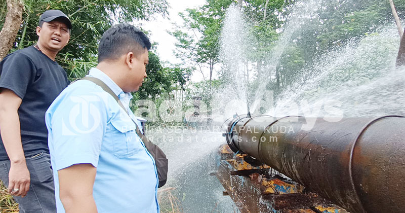 Tanah Pondasi Jembatan Turun, Pipa PDAM Kota Probolinggo Bocor, Air Mengalir Lambat